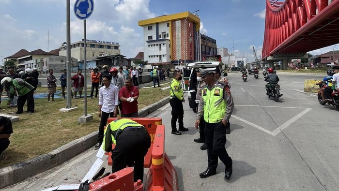 Polisi saat mendatangi lokasi kecelakaan di bundaran Joglo, Kecamatan Banjarsari, Kota Solo, Kamis (21/8/2025).