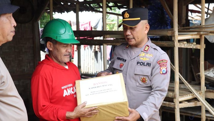Polres Malang Gelar Baksos Bantu Korban Puting Beliung di Karangploso