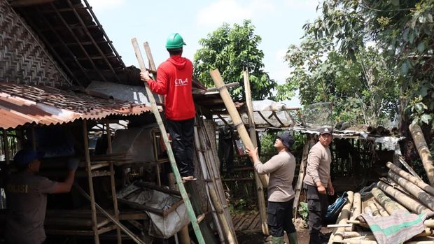 Polres Malang Gelar Baksos Bantu Korban Puting Beliung di Karangploso