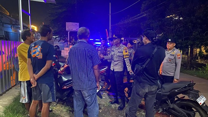 Polresta Pati dan warga Sidokerto saat berpatroli bersama untuk menjaga kamtibmas.