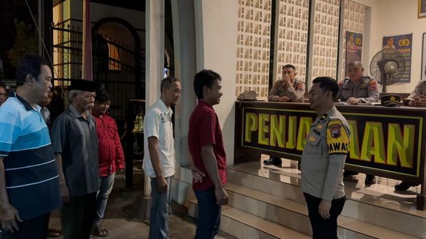 Polresta Pati dan warga Sidokerto saat berpatroli bersama untuk menjaga kamtibmas.