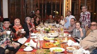 Setelah selesai berkegiatan di Malang bersama komisi DPR, wanita 45 tahun itu menikmati jamuan makan dari Bp Heru. Berbagai macam lauk lengkap tersaji di meja mereka. Foto: Instagram @nafaurbach