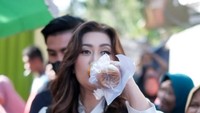 Saat sedang berkegiatan ke sebuah tempat, bintang sinetron ini mencicipi minuman tradisional jamu. Tanpa ragu, Nafa minum jamu yang dikemas dalam botol besar. Foto: Instagram @nafaurbach