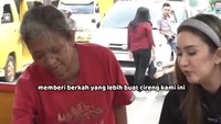 Pelantun lagu Bagai Lilin Kecil ini juga pernah menyambangi seorang penjual cireng yang menempel fotonya di gerobak jualan. Selain cirengnya enak, Nafa juga senang karena penjualnya bisa mencantumkan fotonya. Foto: Instagram @nafaurbach