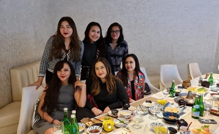 Potret Nafa Urbach Makan Mie Ayam hingga Jajan Cireng Kaki Lima