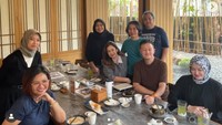 Nafa yang juga berkecimpung di dunia produser film kali ini makan siang bersama timnya. Mereka tampak makan di sebuah restoran bergaya Jepang. Foto: Instagram @nafaurbach