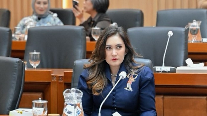 Potret Nafa Urbach Makan Mie Ayam hingga Jajan Cireng Kaki Lima