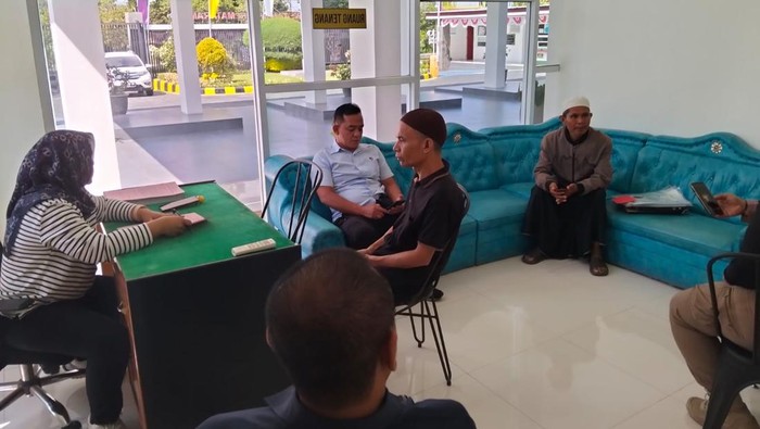 PPA Satreskrim Polresta Mataram melimpahkan AF alias Walid Lombok ke Kejari Mataram, Kamis (21/8/2025). (Foto: PPA Satreskrim Polresta Mataram)
