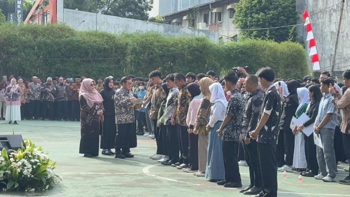 Pramono serahkan ijazah yang tertahan sekolah gegara biaya (Belia/detikcom)