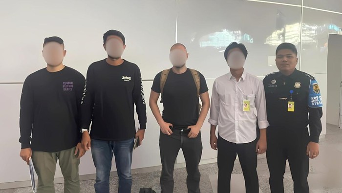 Proses deportasi WN Inggris berinisial GLS di Bandara Internasional I Gusti Ngurah Rai, Bali. (Foto: Dok Imigrasi Ngurah Rai)