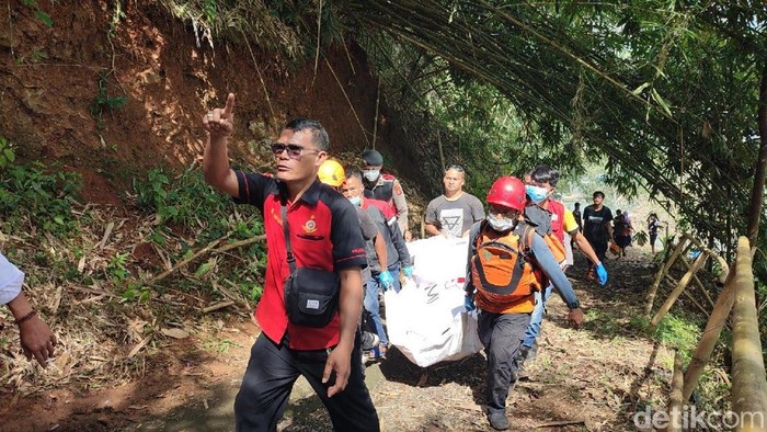 Proses evakuasi jasad Jepri warga Pawindan yang ditemukan tewas di Sungai Citanduy usia 10 hari hilang.