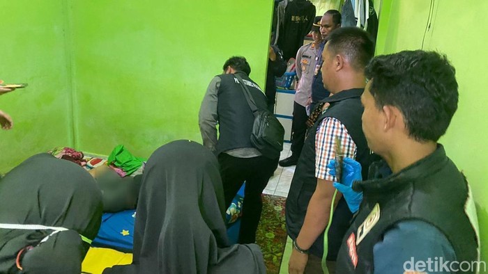 Proses evakuasi jenazah mahasiswa asal Muara Enim di Kertapati, Palembang.