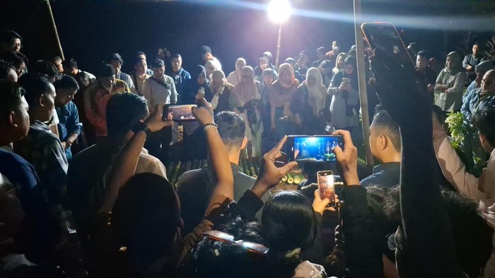 Proses pemakaman kepala cabang bank, Mohamad Ilham Pradipta di TPU Situgede, Kota Bogor. (Muchamad Sholihin/detikcom)
