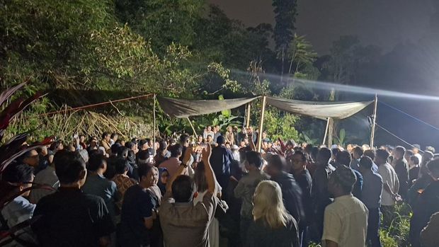 Proses pemakaman kepala cabang bank, Mohamad Ilham Pradipta di TPU Situgede, Kota Bogor. (Muchamad Sholihin/detikcom)