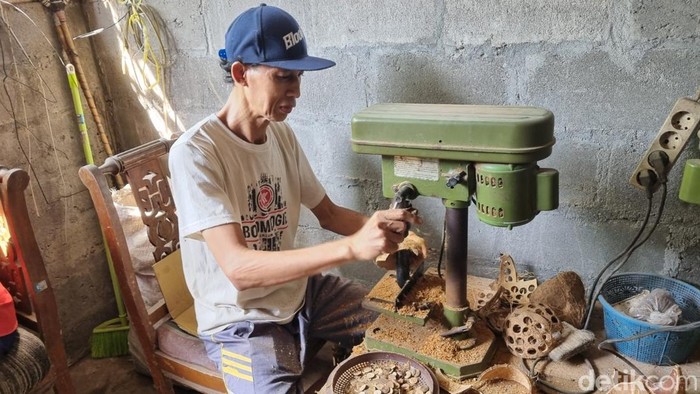Proses produksi limbah batok kelapa menjadi kerajinan berupa tas di Juron, Pendowoharjo, Sewon, Bantul, Kamis (21/8/2025).