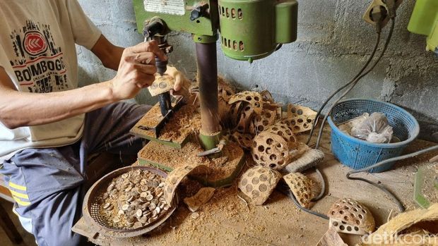 Proses produksi limbah batok kelapa menjadi kerajinan berupa tas di Juron, Pendowoharjo, Sewon, Bantul, Kamis (21/8/2025).