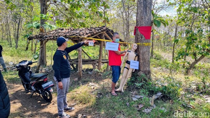 Proses rekonstruksi saat suami bunuh dan buang jasad istrinya di hutan Ponorogo
