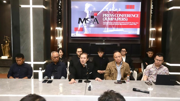 PT Jawa Pos saat melakukan konferensi pers