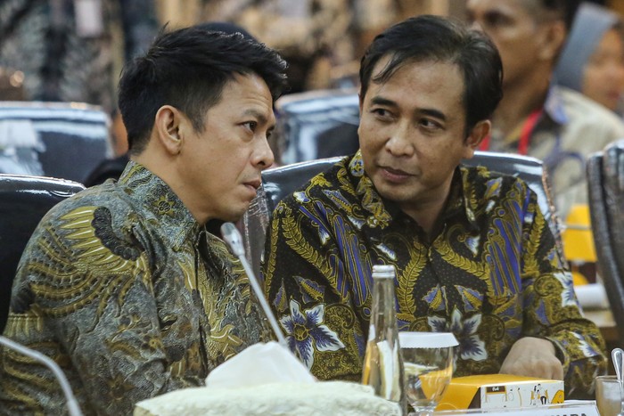 Ketua Asosiasi Komposer Seluruh Indonesia (AKSI) Satriyo Yudi Wahono atau Piyu (kanan) berbincang dengan Ketua Vibrasi Suara Indonesia (VISI) Nazril Irham atau Ariel (kiri) saat mengikuti Rapat Dengar Pendapat Umum (RDPU) dengan Wakil Ketua DPR Sufmi Dasco Ahmad dan Komisi XIII DPR di Kompleks Parlemen, Senayan, Jakarta, Kamis (21/8/2025). Rapat tersebut membahas manajemen Royalti dan permasalahan dalam perlindungan karya cipta dan hak cipta. ANTARA FOTO/Asprilla Dwi Adha/nz