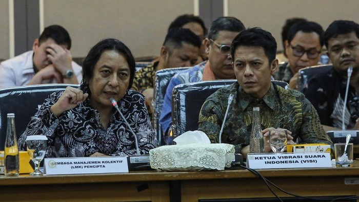 Presiden Direktur Wahana Musik Indonesia (WAMI) Adi Adrian (kiri) bersama Ketua Vibrasi Suara Indonesia (VISI) Nazril Irham atau Ariel (kanan) menyampaikan pendapat saat Rapat Dengar Pendapat Umum (RDPU) dengan Wakil Ketua DPR Sufmi Dasco Ahmad dan Komisi XIII DPR di Kompleks Parlemen, Senayan, Jakarta, Kamis (21/8/2025). Rapat tersebut membahas manajemen Royalti dan permasalahan dalam perlindungan karya cipta dan hak cipta. ANTARA FOTO/Asprilla Dwi Adha/nz