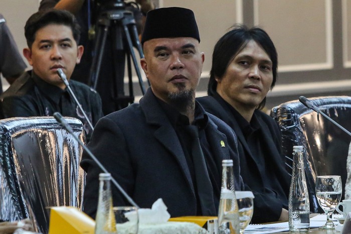 Anggota DPR sekaligus musisi Ahmad Dhani (tengah) bersama Anggota DPR sekaligus penyanyi Once Mekel (kanan) mengikuti Rapat Dengar Pendapat Umum (RDPU) Wakil Ketua DPR Sufmi Dasco Ahmad dan Komisi XIII DPR  dengan Kementerian Hukum, Lembaga Manajemen Kolektif Nasional, Vibrasi Suara Indonesia (VISI), Asosiasi Komposer Seluruh Indonesia (AKSI), Wahana Musik Indonesia (WAMI) di Kompleks Parlemen, Senayan, Jakarta, Kamis (21/8/2025). Rapat tersebut membahas manajemen Royalti dan permasalahan dalam perlindungan karya cipta dan hak cipta. ANTARA FOTO/Asprilla Dwi Adha/nz