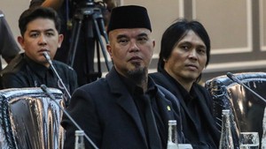 Anggota DPR sekaligus musisi Ahmad Dhani (tengah) bersama Anggota DPR sekaligus penyanyi Once Mekel (kanan) mengikuti Rapat Dengar Pendapat Umum (RDPU) Wakil Ketua DPR Sufmi Dasco Ahmad dan Komisi XIII DPR dengan Kementerian Hukum, Lembaga Manajemen Kolektif Nasional, Vibrasi Suara Indonesia (VISI), Asosiasi Komposer Seluruh Indonesia (AKSI), Wahana Musik Indonesia (WAMI) di Kompleks Parlemen, Senayan, Jakarta. Foto: ANTARA FOTO/ASPRILLA DWI ADHA