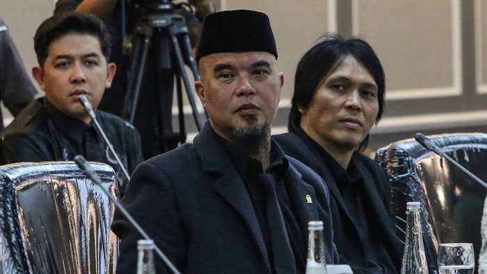 Anggota DPR sekaligus musisi Ahmad Dhani (tengah) bersama Anggota DPR sekaligus penyanyi Once Mekel (kanan) mengikuti Rapat Dengar Pendapat Umum (RDPU) Wakil Ketua DPR Sufmi Dasco Ahmad dan Komisi XIII DPR  dengan Kementerian Hukum, Lembaga Manajemen Kolektif Nasional, Vibrasi Suara Indonesia (VISI), Asosiasi Komposer Seluruh Indonesia (AKSI), Wahana Musik Indonesia (WAMI) di Kompleks Parlemen, Senayan, Jakarta, Kamis (21/8/2025). Rapat tersebut membahas manajemen Royalti dan permasalahan dalam perlindungan karya cipta dan hak cipta. ANTARA FOTO/Asprilla Dwi Adha/nz
