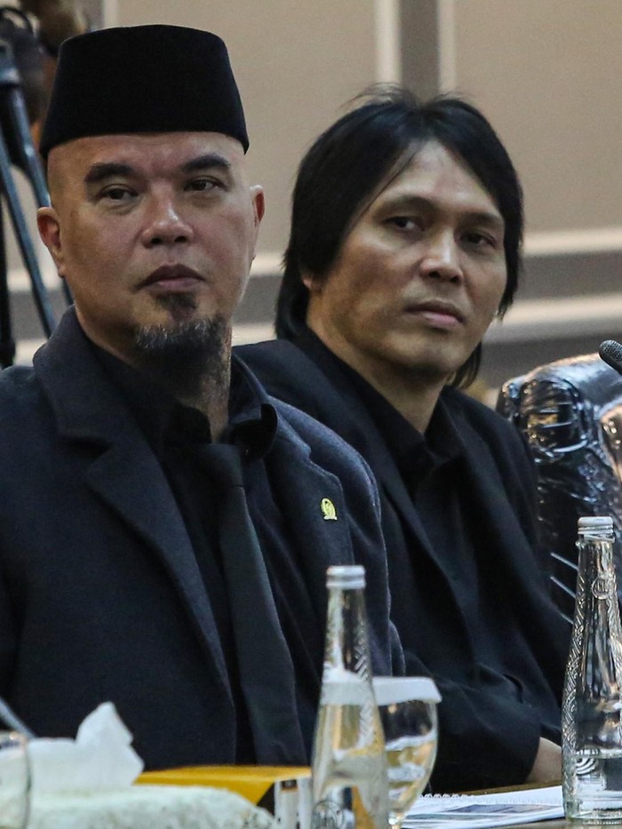 RDPU membahas manajemen royalti Anggota DPR sekaligus musisi Ahmad Dhani (tengah) bersama Anggota DPR sekaligus penyanyi Once Mekel (kanan) mengikuti Rapat Dengar Pendapat Umum (RDPU) Wakil Ketua DPR Sufmi Dasco Ahmad dan Komisi XIII DPR dengan Kementerian Hukum, Lembaga Manajemen Kolektif Nasional, Vibrasi Suara Indonesia (VISI), Asosiasi Komposer Seluruh Indonesia (AKSI), Wahana Musik Indonesia (WAMI) di Kompleks Parlemen, Senayan, Jakarta, Kamis (21/8/2025). Rapat tersebut membahas manajemen Royalti dan permasalahan dalam perlindungan karya cipta dan hak cipta. ANTARA FOTO/Asprilla Dwi Adha/nz
