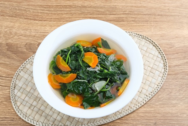 Resep sayur bening bayam campur wortel
