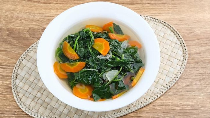 Resep sayur bening bayam campur wortel