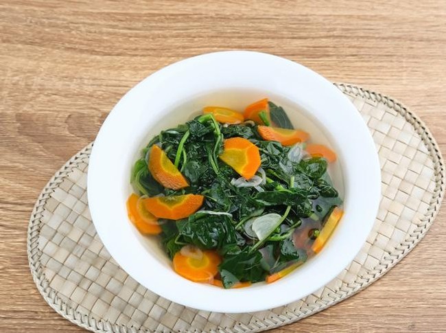Resep sayur bening bayam campur wortel