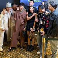 Reza dan Lula terlihat seperti pasangan baru yang sedang kasmaran. Keduanya terlihat selalu berdekatan dan pose sebelahan. Hubungan keduanya pun dengan cepat langsung jadi sorotan. Foto: Instagram/@ybrap