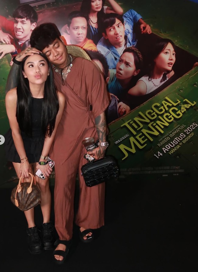 Lula dan Arap terlihat tak canggung memamerkan kemesraan mereka. Seperti dalam foto, Arap tampak memegang kepala Lula sambil bersandar. Foto: Instagram/@ybrap