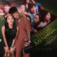 Lula dan Arap terlihat tak canggung memamerkan kemesraan mereka. Seperti dalam foto, Arap tampak memegang kepala Lula sambil bersandar. Foto: Instagram/@ybrap