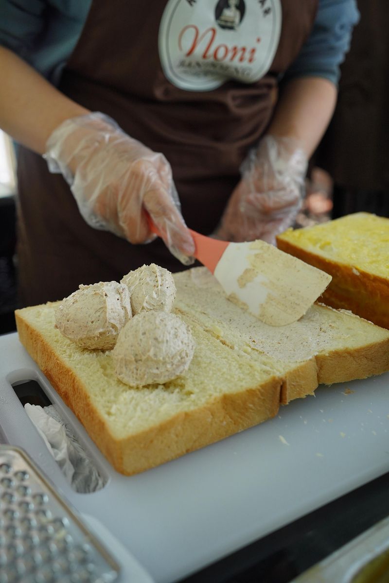 roti bakar bandung: Noni Lekker