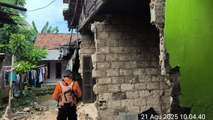 Rumah warga di Bogor rusak berat akibat gempa Bekasi
