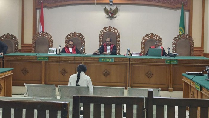 Salah satu terdakwa korupsi BUMDes Jaya Giri, Desa Subaya, Kecamatan Kintamani, Bangli, dalam persidangan di Pengadilan Tipikor, Denpasar, Kamis (21/8/2025). (Dok. Tipikor Denpasar)