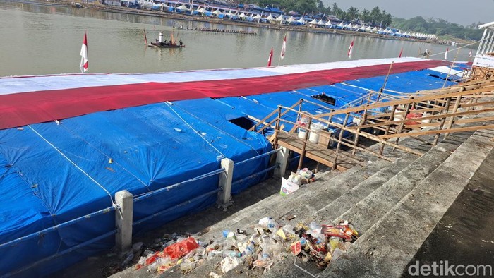 Sampah berserakan di lokasi Pacu Jalur, Kuansing, Riau. (Raja Adil Siregar/detikSumut)