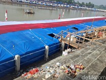 Pengunjung Keluhkan Sampah saat Nonton Pacu Jalur-Taman Penuh PKL