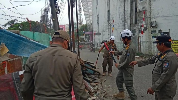 Satpol PP Kota Depok menertibkan 17 bangunan liar di Jalan Pringgondani dan Jalan Taman Bunga Wiladatika, Harjamukti, Cimanggis, Depok. (dok Pemkot Depok)