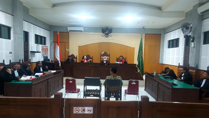 Satu dari empat terdakwa korupsi penyaluran KUR sapi wilayah Loteng pada BSI Cabang Majapahit Mataram menjalani sidang tuntutan di Pengadilan Tipikor Mataram, Kamis (21/8/2025). (Foto: Kejati NTB)