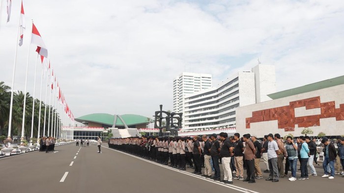 Sebanyak 1.145 personel gabungan disiagakan untuk mengamankan aksi unjuk rasa di depan gedung DPR/MPR/DPD RI siang ini. (dok. Polres Metro Jakpus)