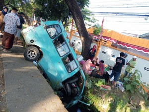 Pete-pete di Maros Terjun ke Got Usai Tabrak Pohon, Sopir-3 Penumpang Luka