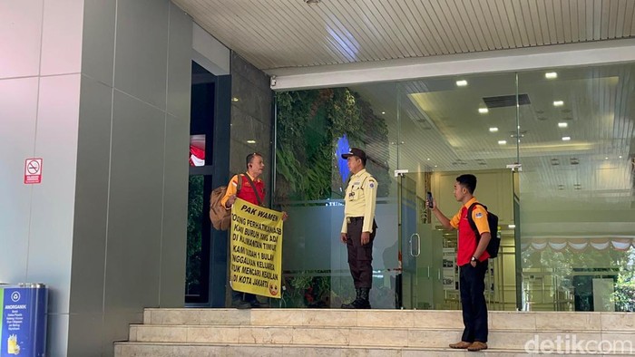 Seorang buruh dari Berau, Kalimantan Timur, Herbert Sinambela (57) menyambangi kantor Kementerian Ketenagakerjaan (Kemenaker), dan hendak menemui Wamenaker Noel yang baru saja terjaring OTT KPK. (Rumondang/detikcom)