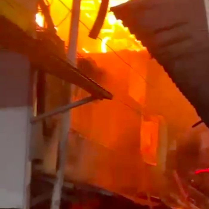 Seorang remaja pria berinisial IZ (18) tewas dalam kebakaran rumah di Kalideres, Jakarta Barat (Jakbar). Korban IZ sedang tidur saat kebakaran terjadi. (dok Damkar Jakbar)