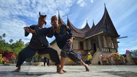 Pesilat menampilkan aksi Silek Tuo kepada pengunjung di Nagari Sungai Batang, Agam, Sumatera Barat, Kamis (21/8/2025). Foto: ANTARA FOTO/Iggoy el Fitra