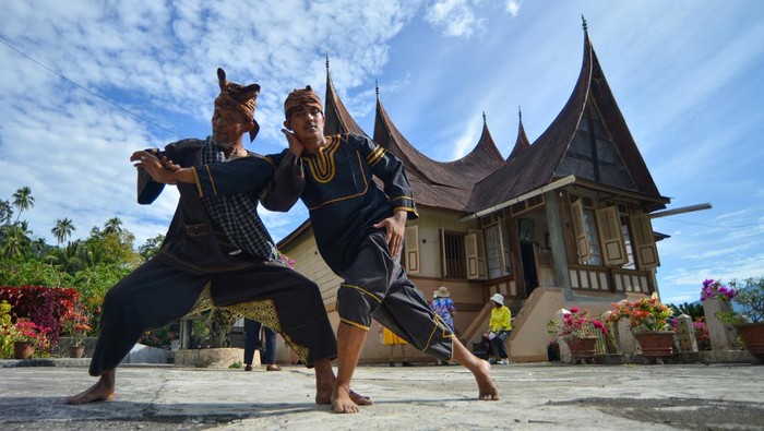 Pesilat dari sasaran Sewai Marantang menampilkan aksi Silek Tuo di Nagari Sungai Batang, Agam, Sumatera Barat, Kamis (21/8/2025). Silek Tuo khas Nagari Sungai Batang itu merupakan ajaran silat yang pernah dipelajari Buya Hamka semasa kecilnya dan kini masih dilestarikan oleh generasi muda di daerah itu. ANTARA FOTO/Iggoy el Fitra/tom.