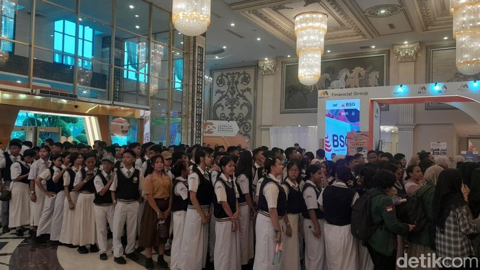 Suasana peserta antre untuk masuk ke ruangan LPS Financial Festival Medan. (Nizar Aldi/detikSumut)