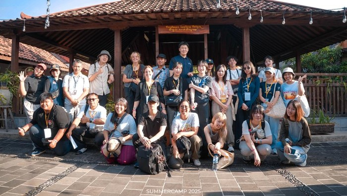 Suasana Summer Camp Visual Ethnography 2025 yang digelar UKDW dan UNDHIRA Bali. Summer camp ini diikuti mahasiswa dari empat negara.