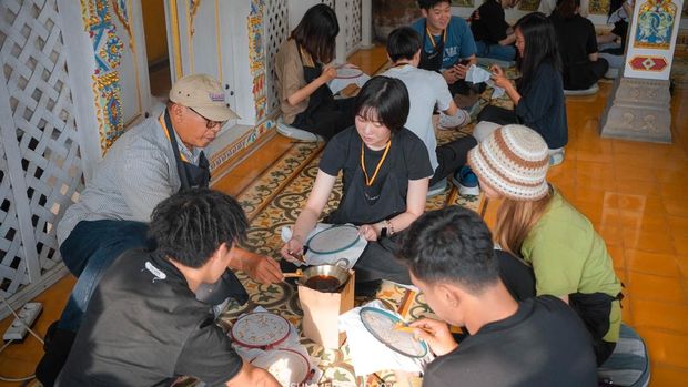 Suasana Summer Camp Visual Ethnography 2025 yang digelar UKDW dan UNDHIRA Bali. Summer camp ini diikuti mahasiswa dari empat negara.